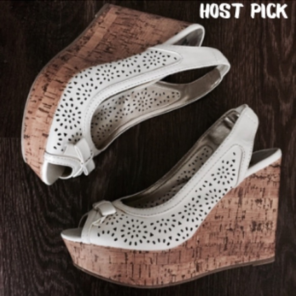 💥4/$25💥 Cute Flirty Cream White Wedges